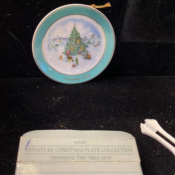 Avon Vintage Reissue of 1978 miniature plate (1989) “Trimming the Tree” - Picture 1 of 6